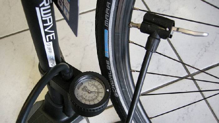 Давление в шинах велосипеда:сколько атмосфер должно быть, чем измеряеться и как накачать