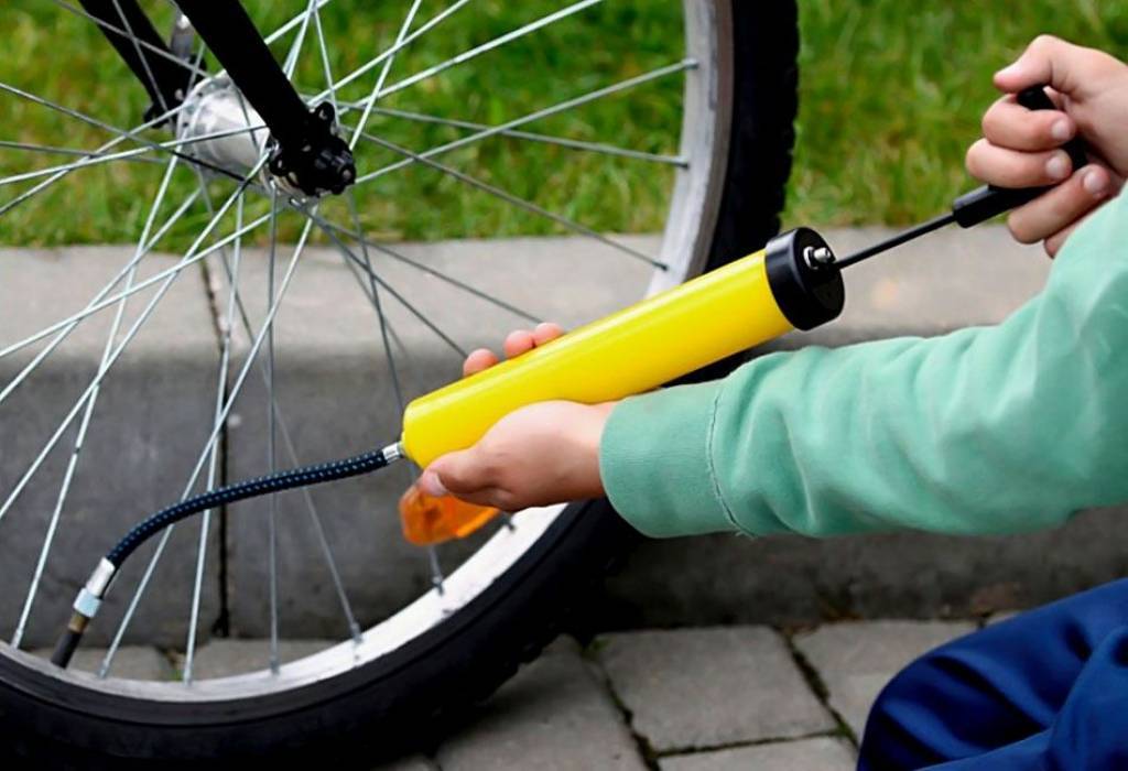 Как накачать колесо велосипеда ручным насосом