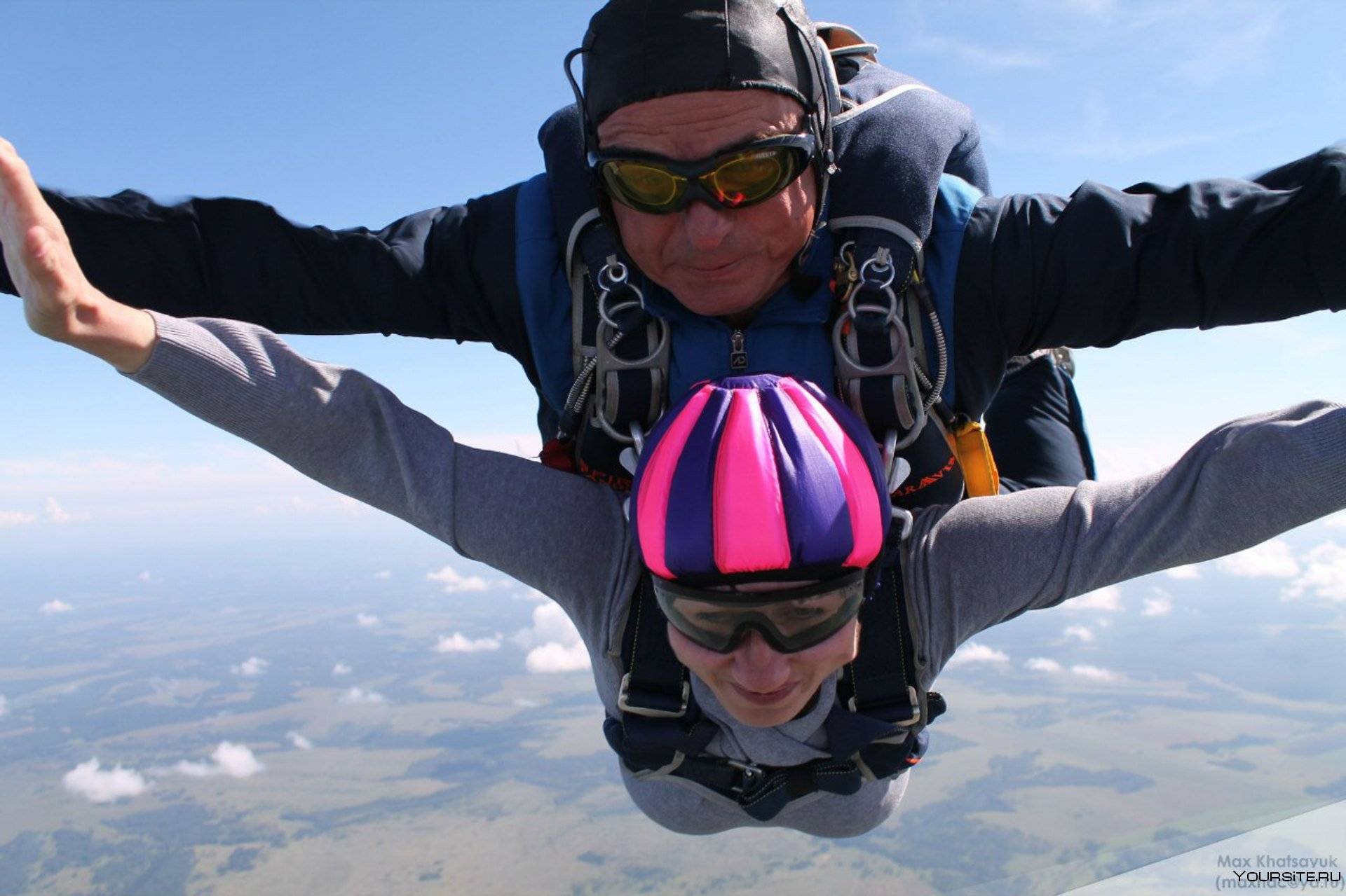 Первый прыжок с парашютом: как поступает женщина и как действует мужчина