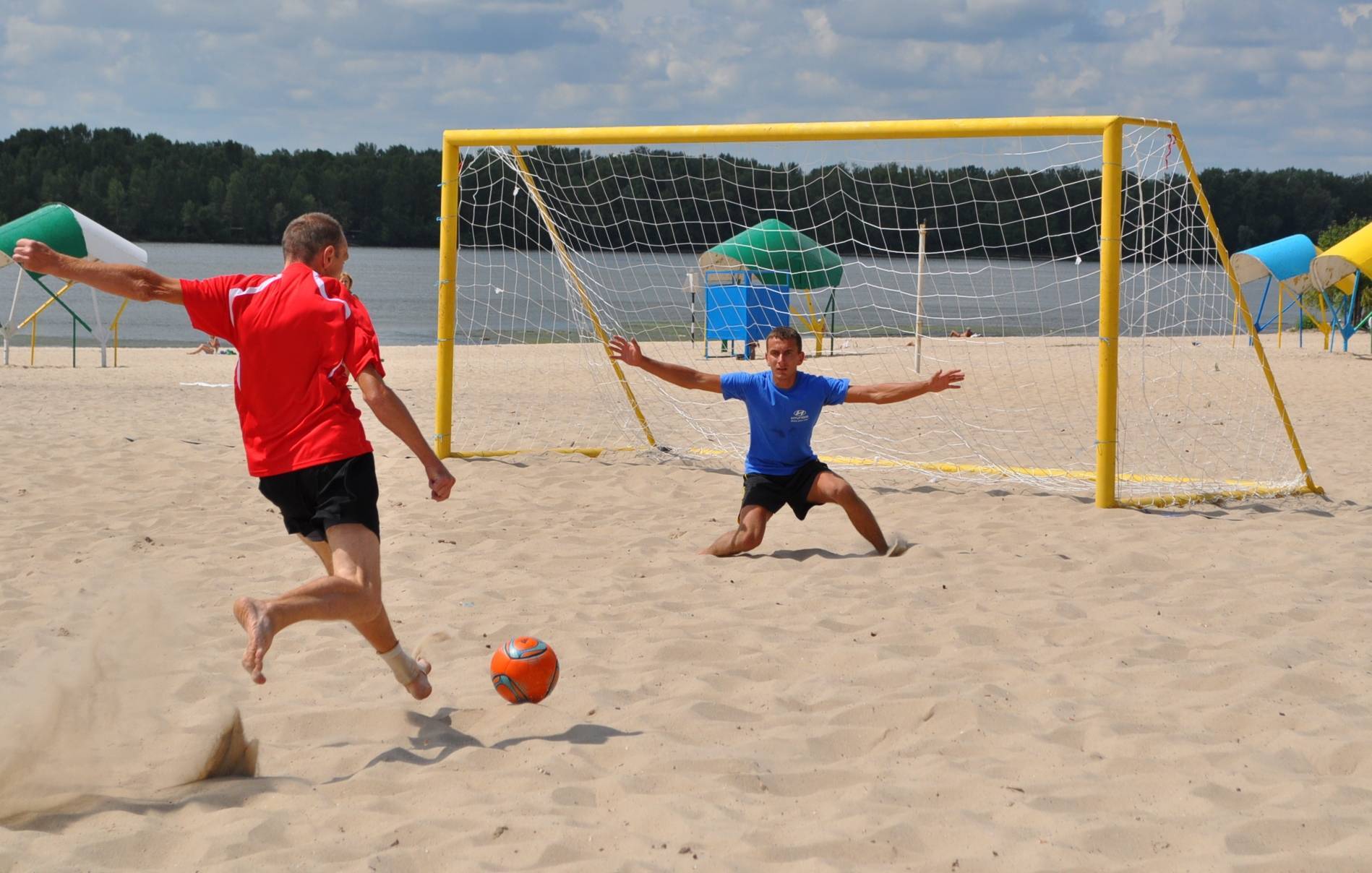 Правила пляжного футбола. Пляжный футбол. Пляжный мини футбол. Футбол на пляже. Пляжный футбол площадка.