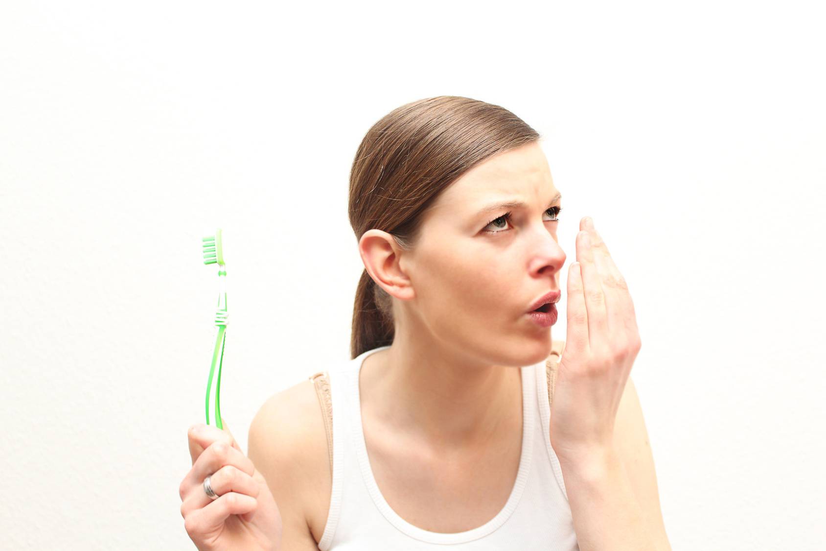 Гнилостный запах изо рта: причины зловонного запаха гнили, как избавиться, лечение