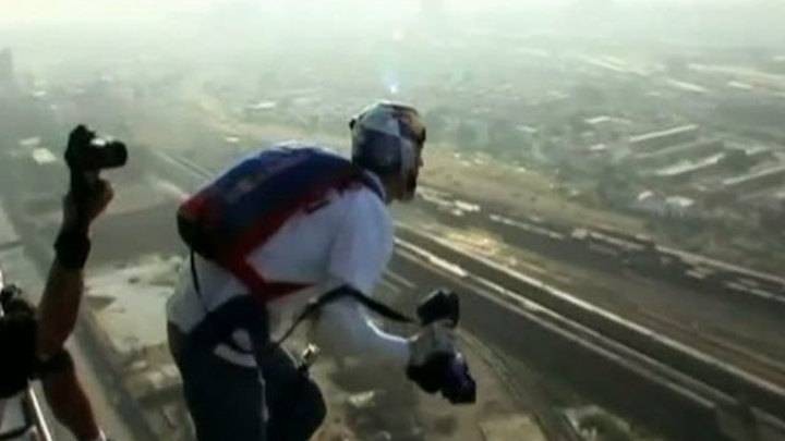 Российский экстремал удивил коллег прыжком с парашютом на пирсинге (видео)
