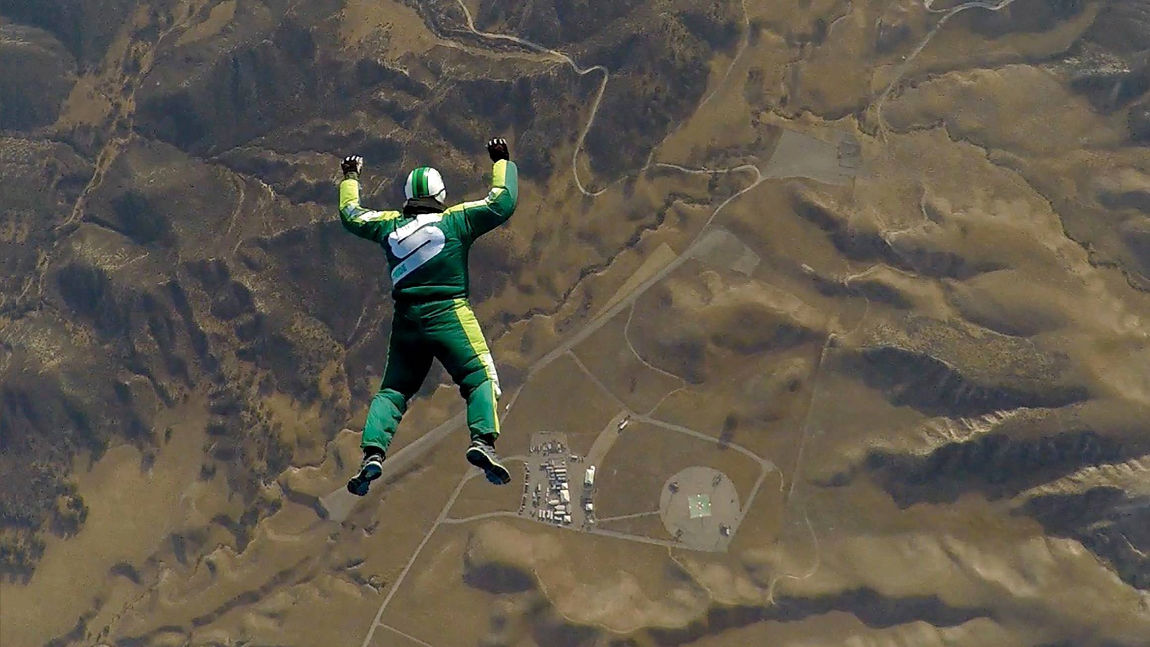 Люк айкинс совершил первый в истории прыжок без парашюта