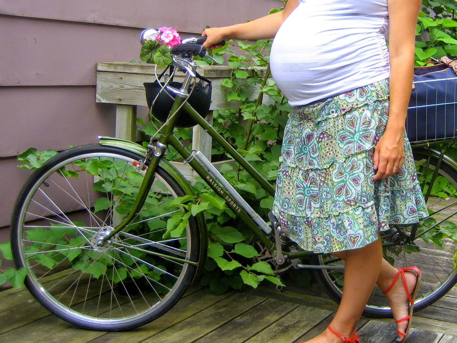 Можно ли беременным кататься на велосипеде