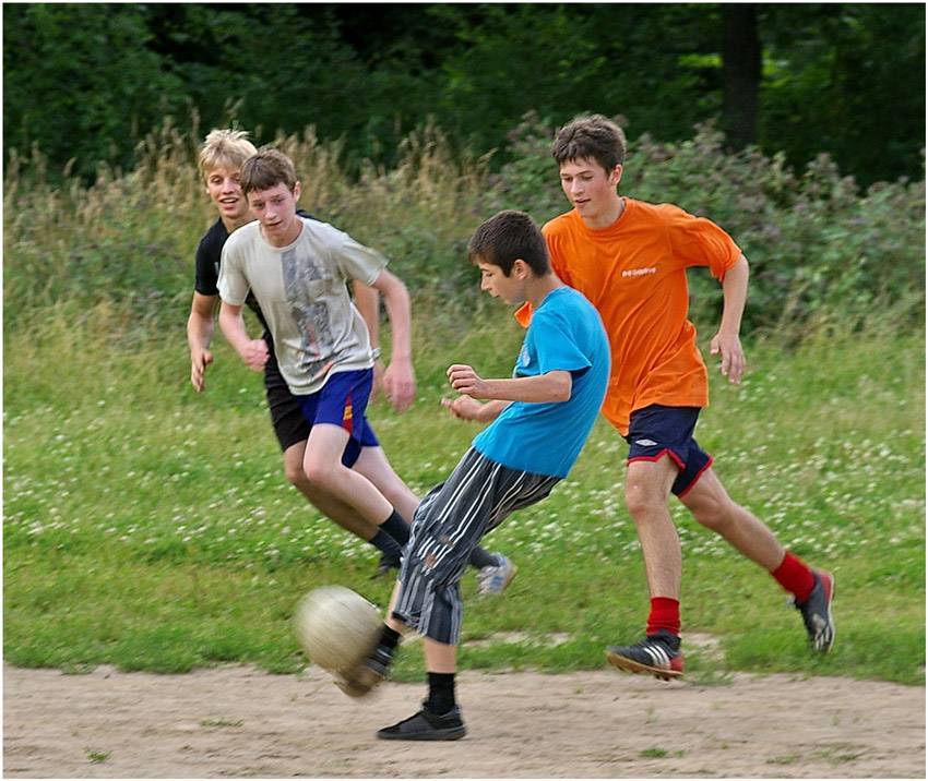 Мальчики играют на улице. Детский дворовой футбол. Дворовый футбол. Дворовые футболисты. Футбол во дворе.