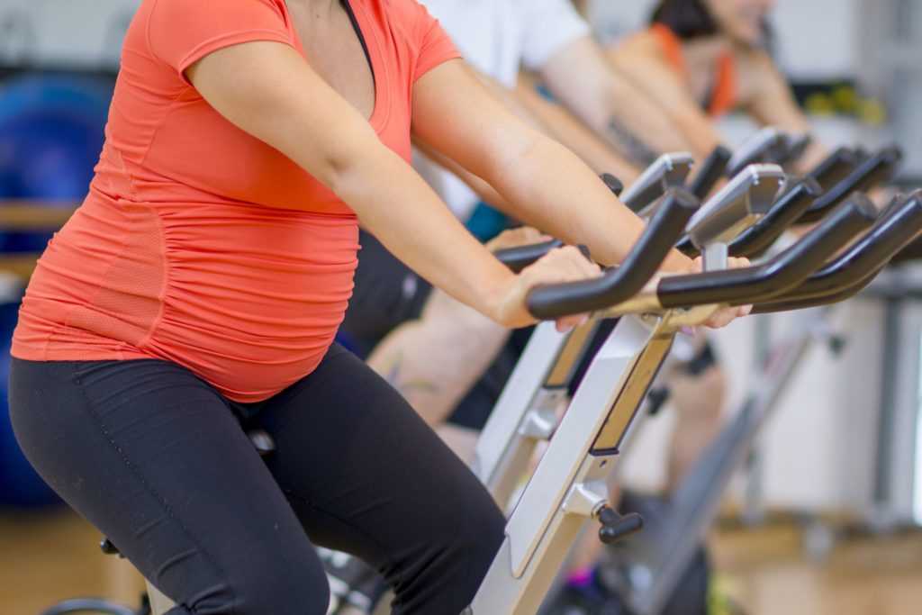 Можно ли ездить на велосипеде при беременности на ранних сроках, разрешается ли кататься во втором триместре?