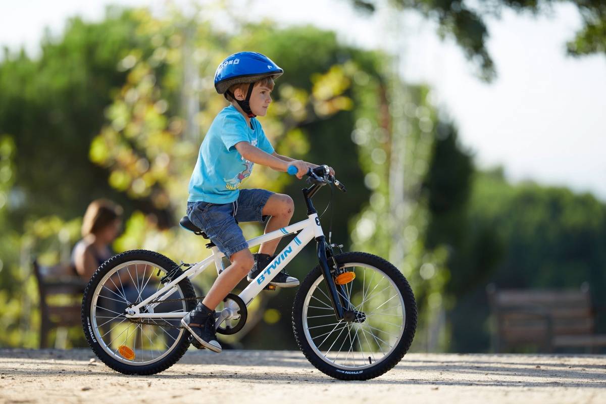 B'Twin RACINGBOY 300. Дети с велосипедом. Велосипед для дошкольников. Маленький велосипед для ребенка.