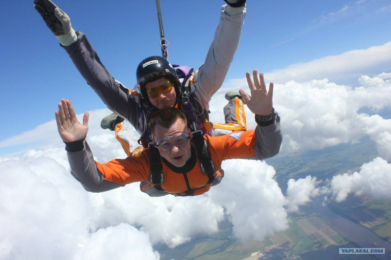 Первый прыжок с парашютом: как поступает женщина и как действует мужчина