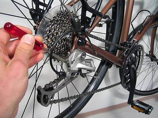 Замена заднего колеса велосипеда скоростного. Велосипедная кассета задняя. Колесо скоростного велосипеда. Колесо заднего суппорта велосипеда. Цепи на колеса велосипеда.
