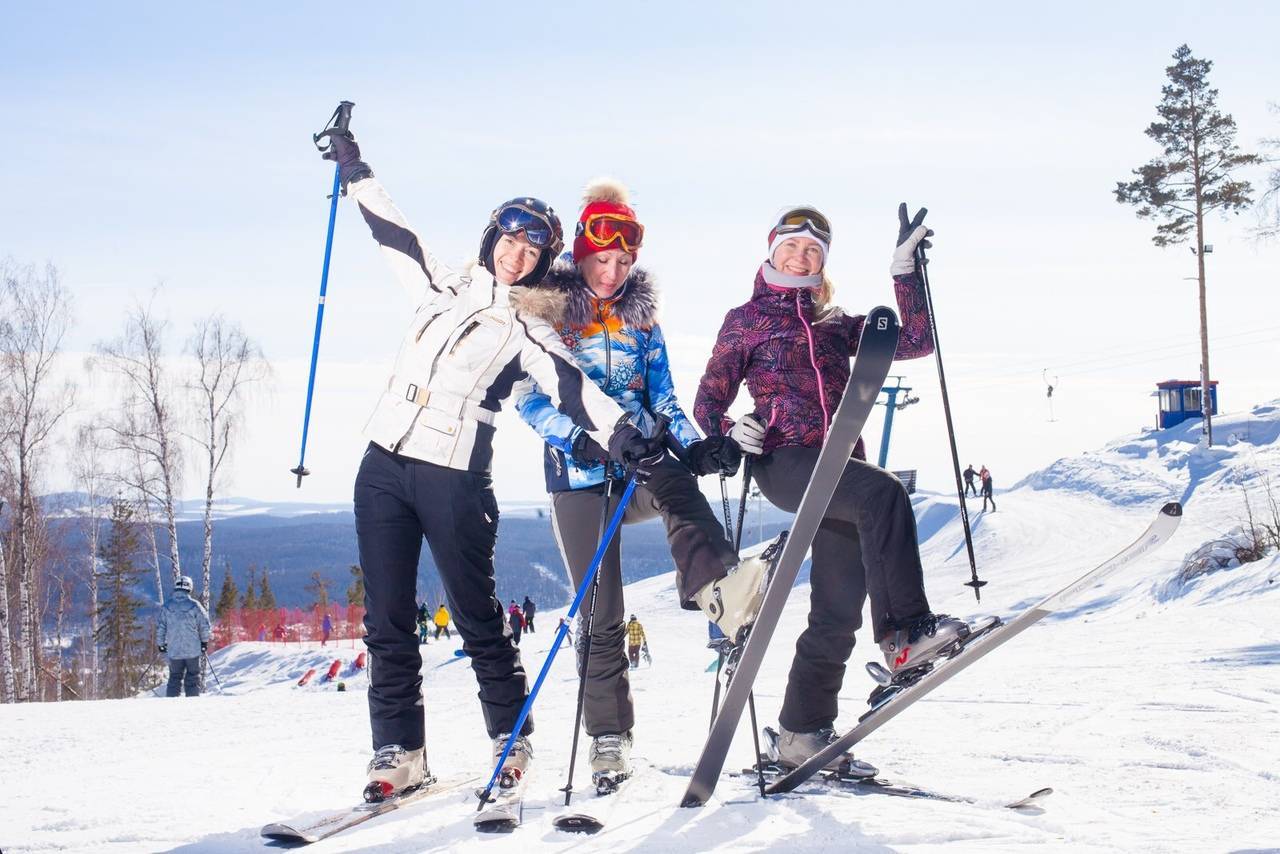 Долинах прокат. Хвалынский горнолыжный курорт. Катание на лыжах. Горные лыжи. Кататься на горных лыжах.