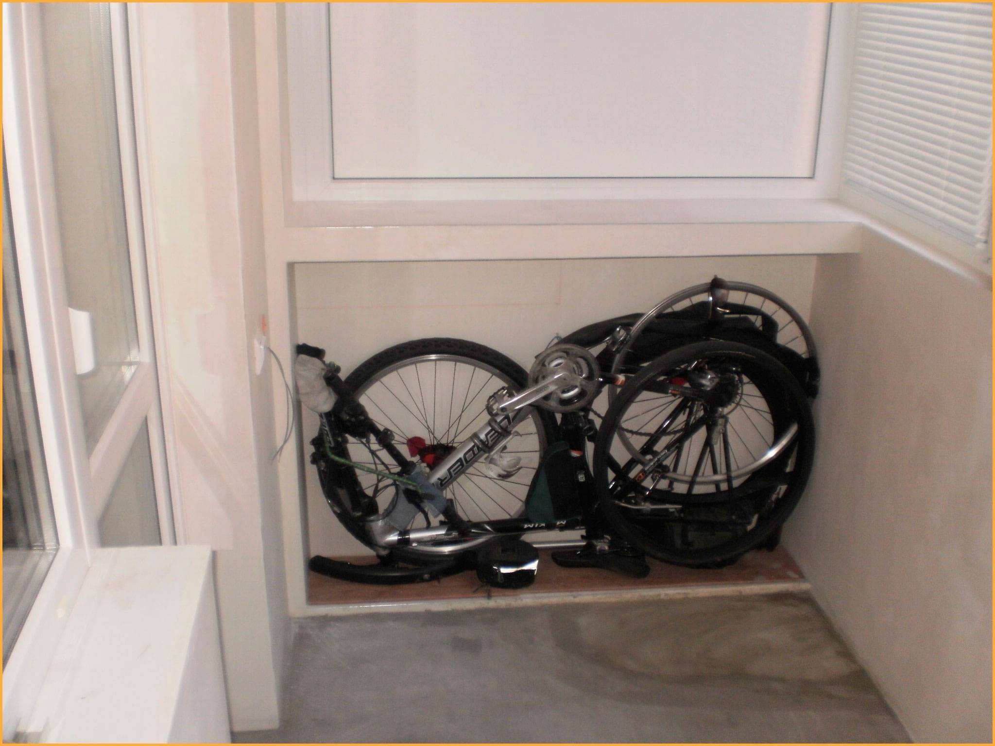 Как правильно хранить зимой велосипед: можно ли в холодном гараже, на балконе, в кладовке, как подготовить транспорт