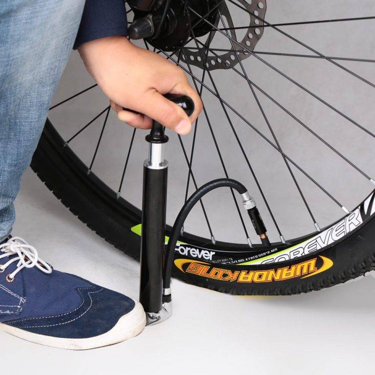 Как накачать колесо велосипеда ручным насосом - видеоинструкция