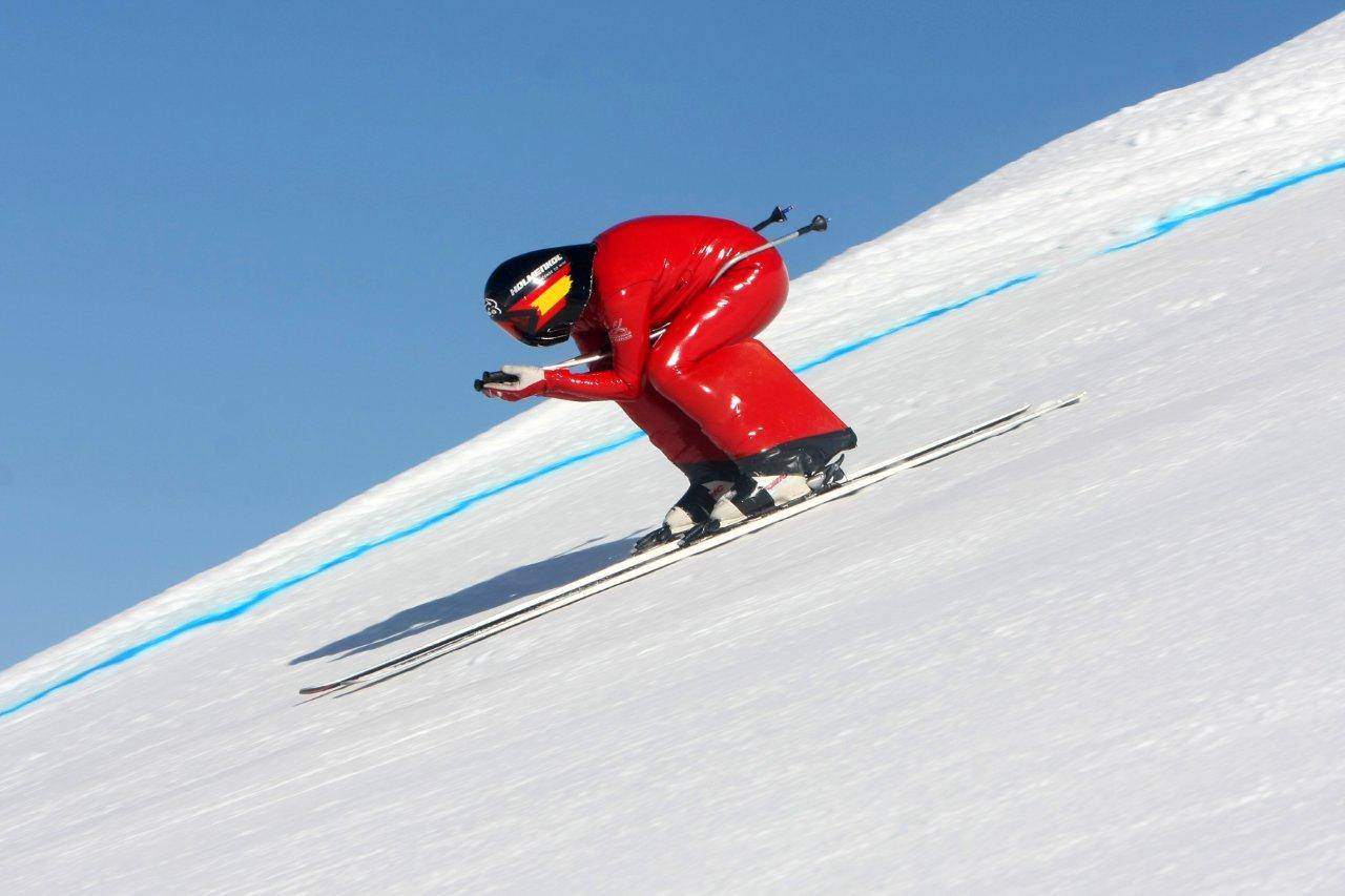 Лыжник скатывается. Скоростной спуск горнолыжный спорт. Стойка скоростного спуска горнолыжника. Спуск с горы на лыжах. Спуск с горы.