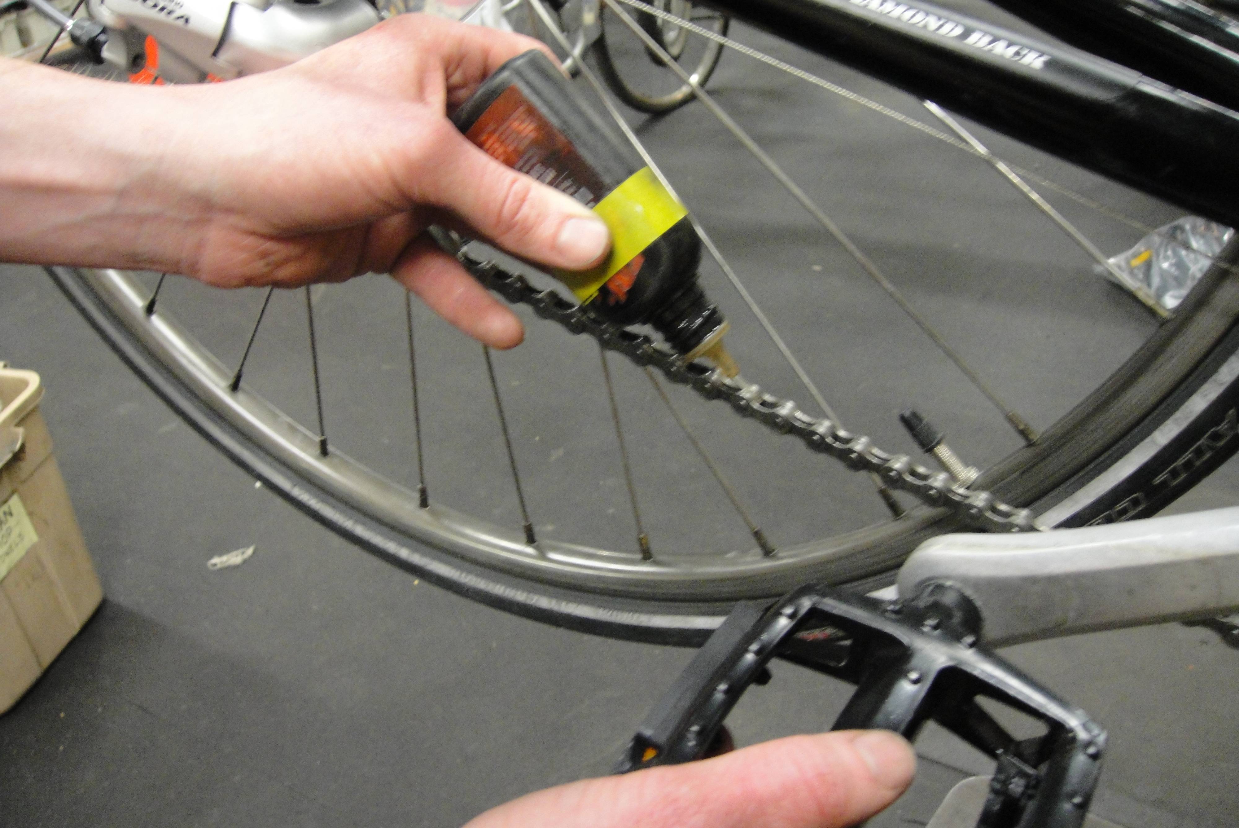 Прокручиваются педали на велосипеде: причины, способы ремонта