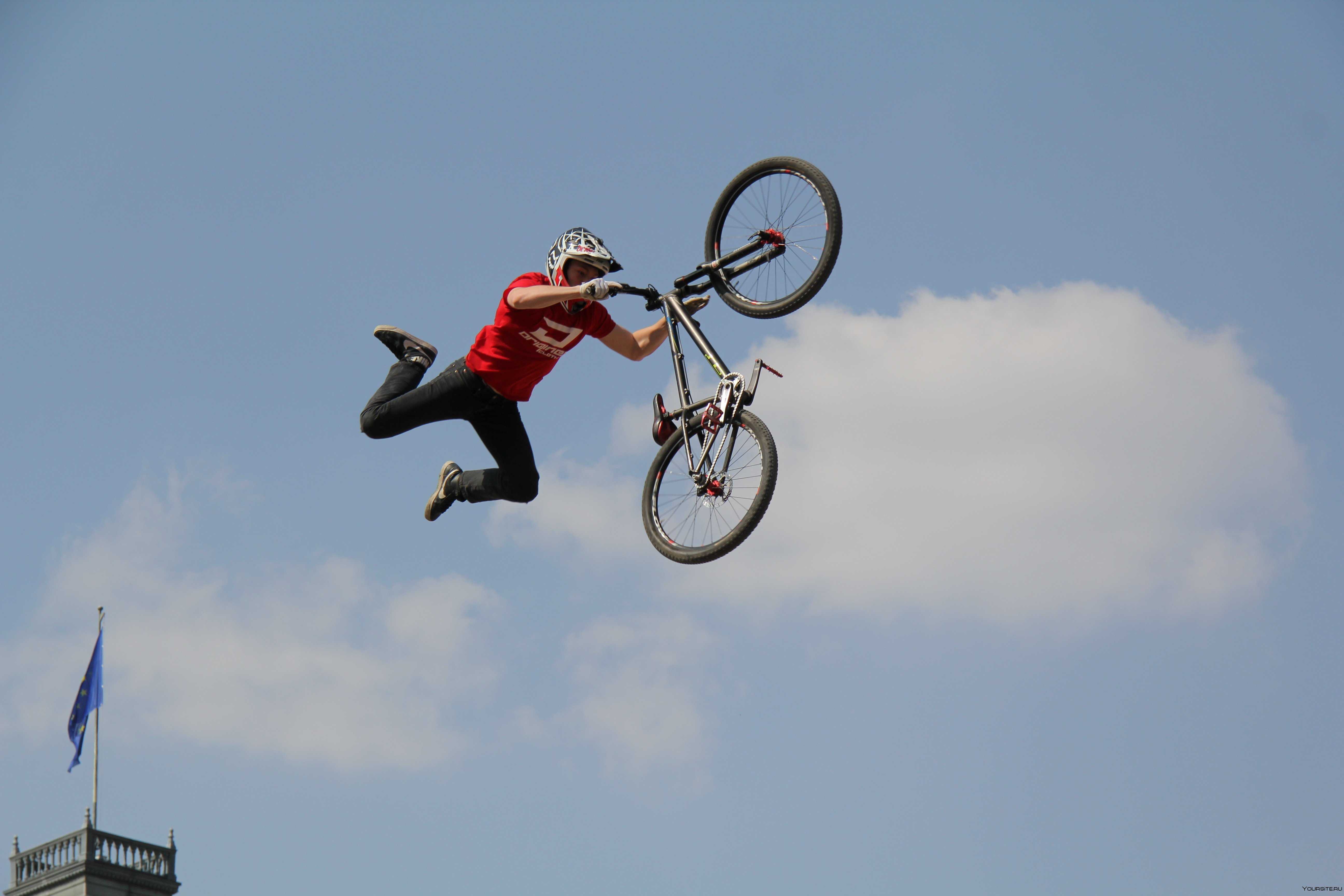 Трюк летающий велосипедист. Бмх спорт трюки. Экстремальный спорт бмх. Экстрим спорт BMX велосипед. Прыгает на велосипеде.