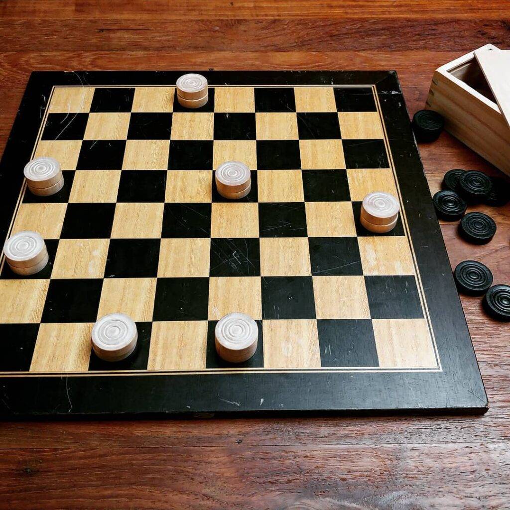Игра в шашки 8 букв