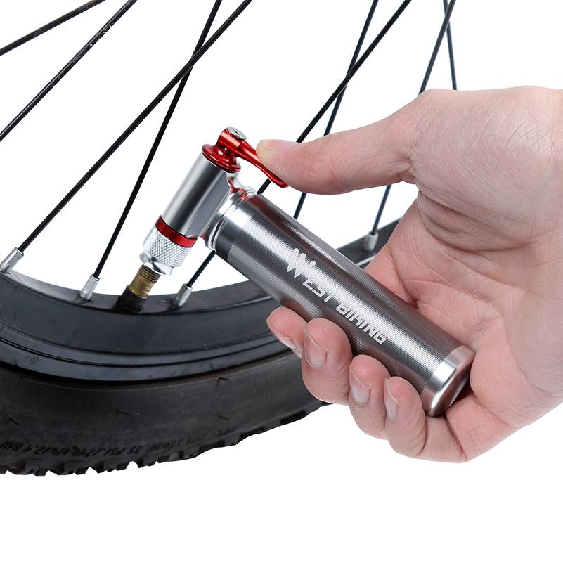 Как накачать колесо велосипеда ручным насосом и сколько качать