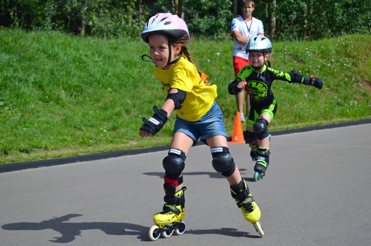 Ролики где научиться. Кататься на роликовых коньках. Дети катаются на роликах. Езда на роликовых коньках. Роликовые коньки для детей.