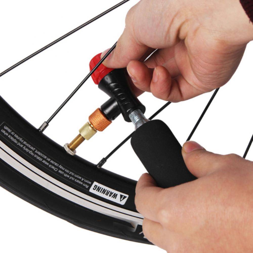 Как накачать велосипедное колесо ручным насосом
