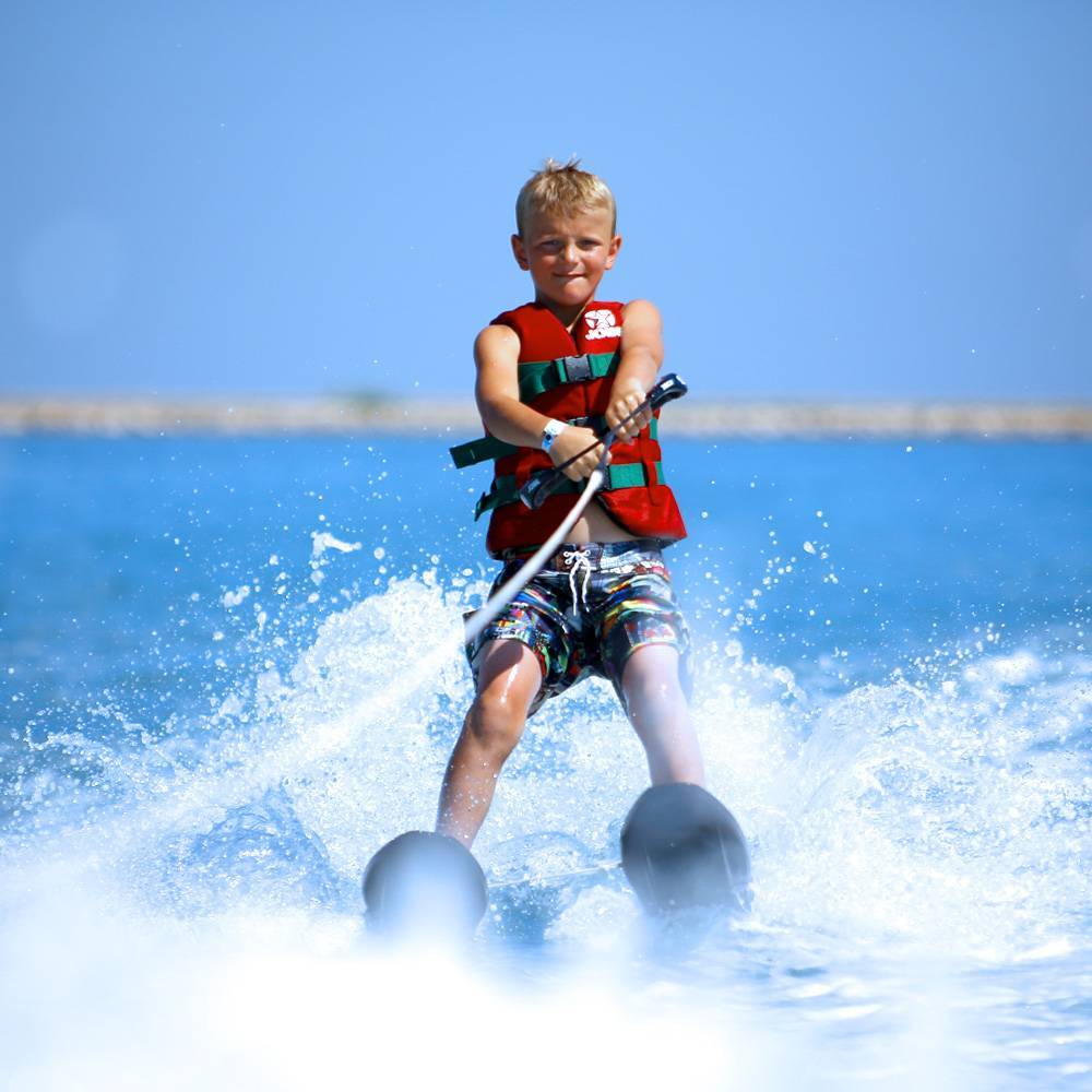 Do water sport. Водные лыжи. Дети на водных лыжах. Детский вейкборд. Водные лыжи вид спорта.