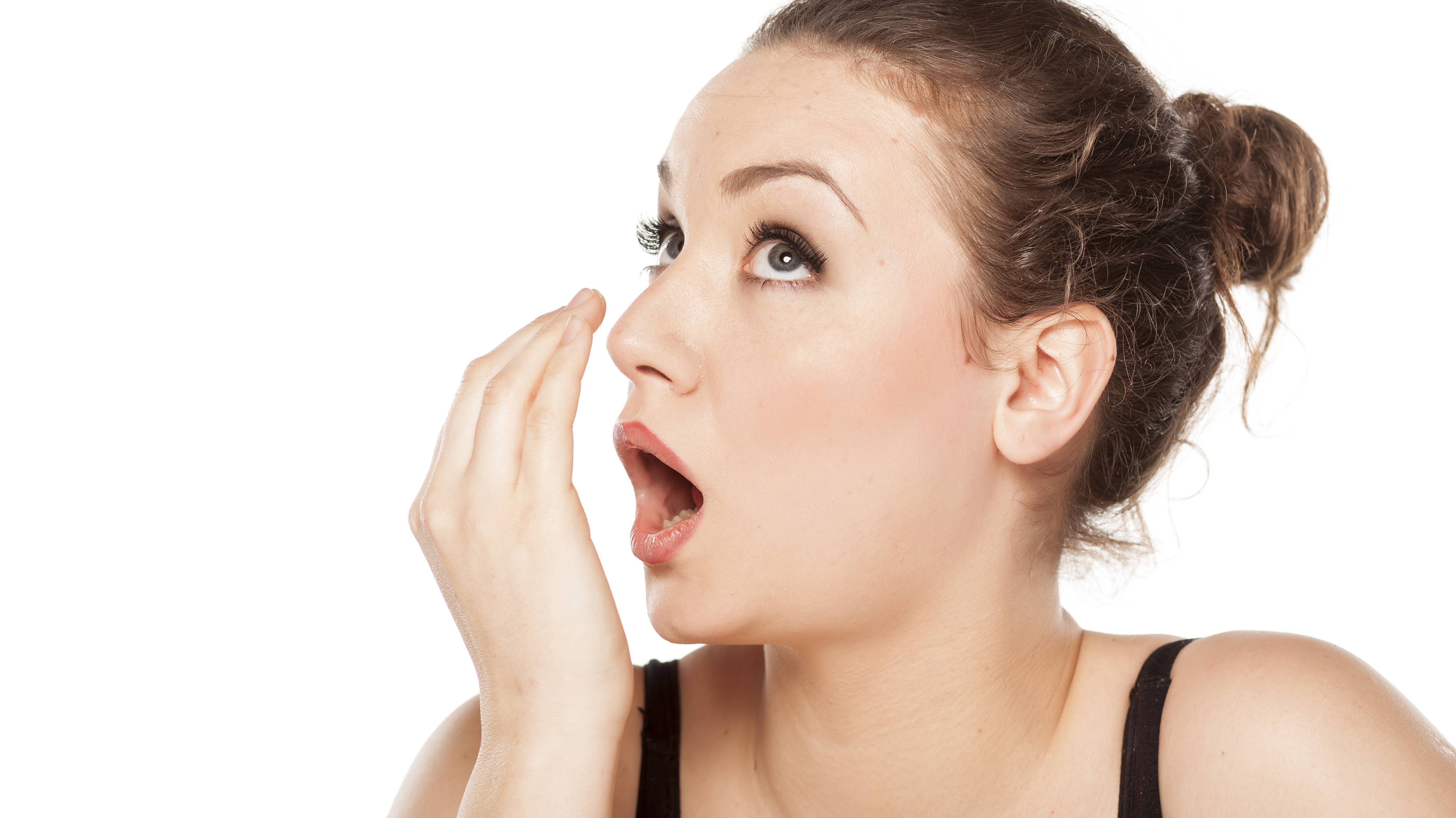 Неприятный запах изо рта: причины и лечение сильного запаха, почему плохо пахнет изо рта