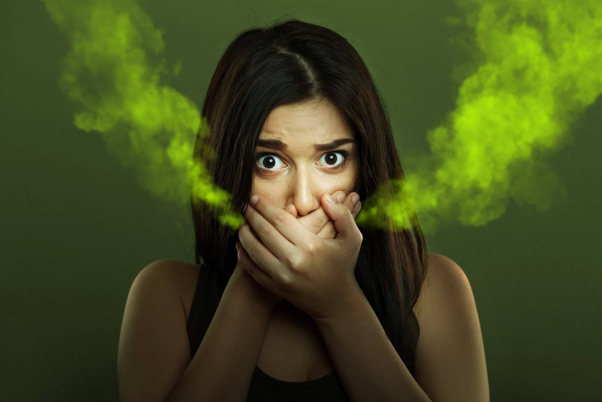 Запах изо рта: причины, лечение