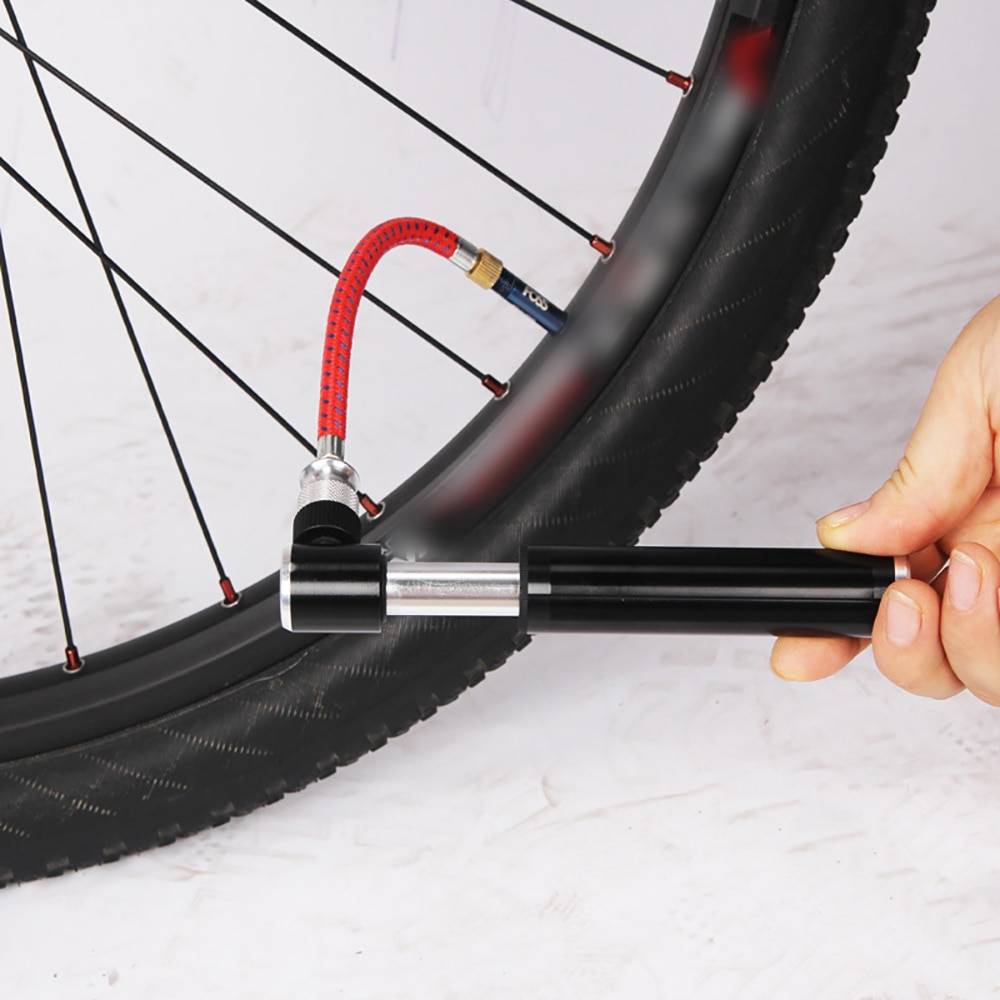Как накачать колесо велосипеда ручным насосом чтобы не выходил воздуха