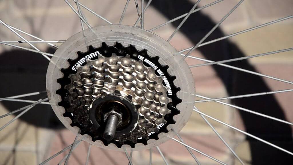 Как снять трещотку с колеса велосипеда правильно, не повредив механизм?