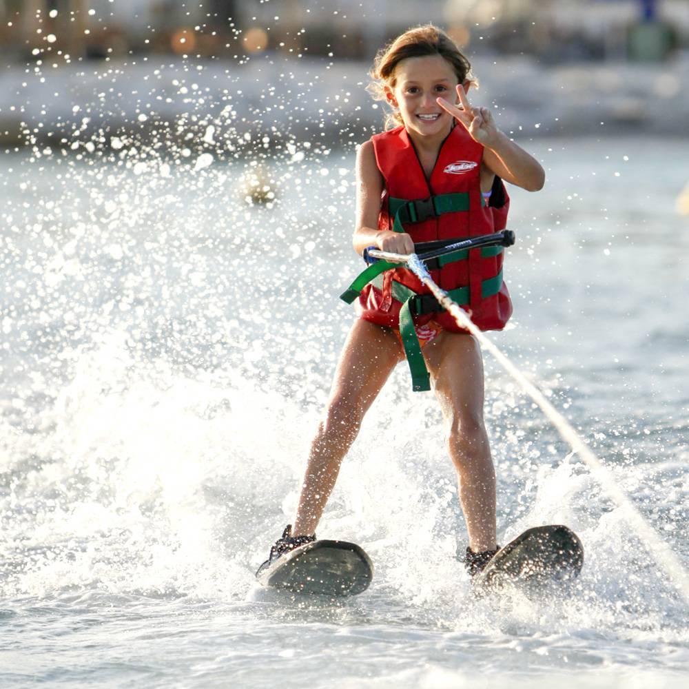 Do water sport. Водные лыжи. Покататься на водных лыжах. Дети на водных лыжах. Человек на водных лыжах.