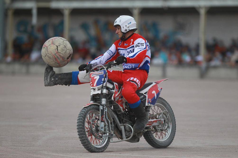 Кто и зачем играет в российских командах по мотоболу — футболу на мотоциклах