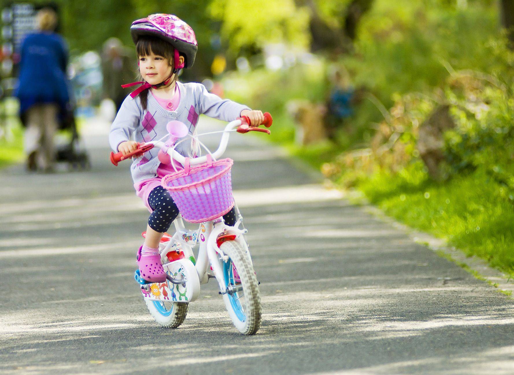 We got a bike. Велик для детей. Дети с велосипедом. Велосипед для девочки. Катание на велосипеде дети.