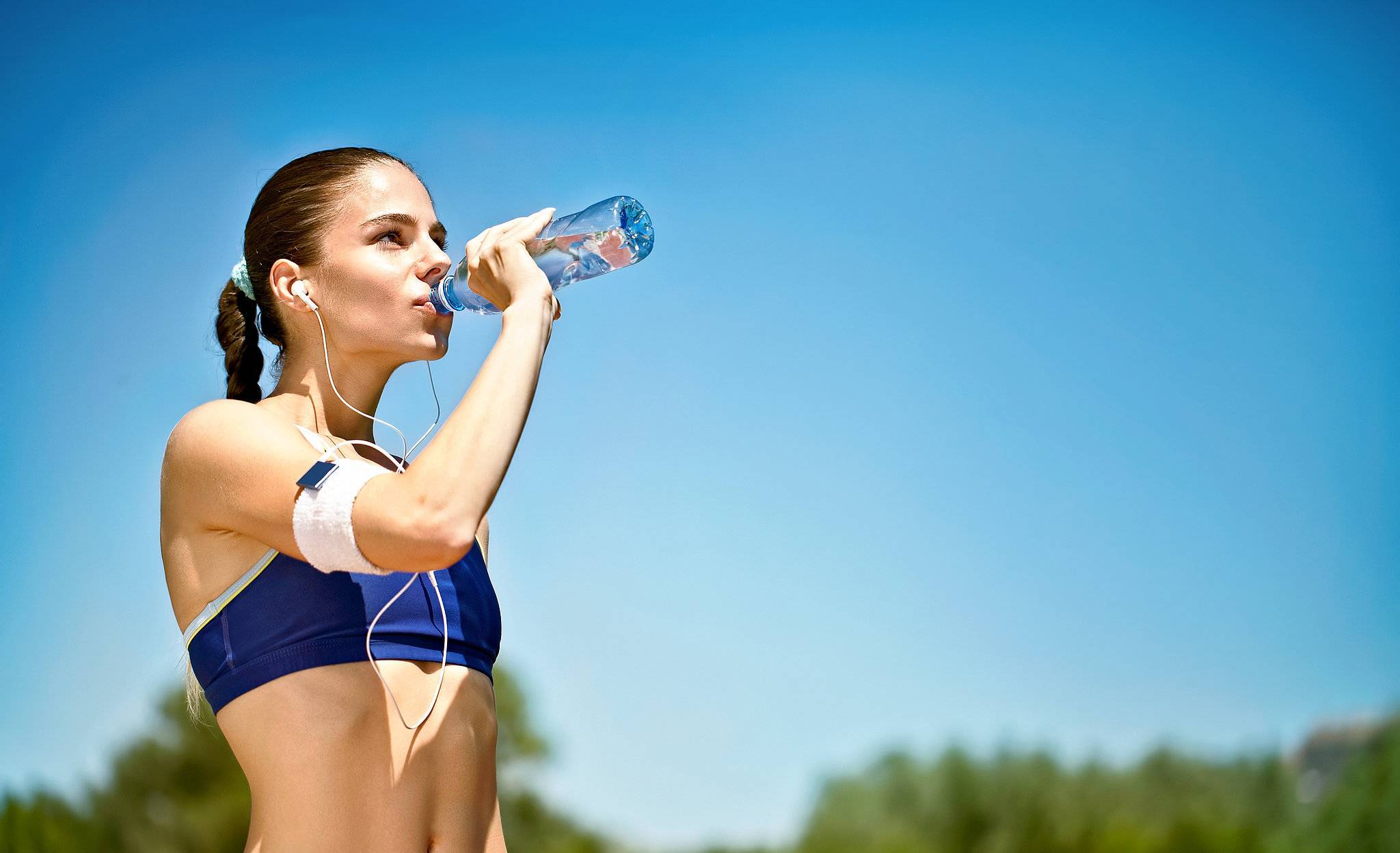 Можно ли пить воду во время тренировки, перед и сколько нужно?