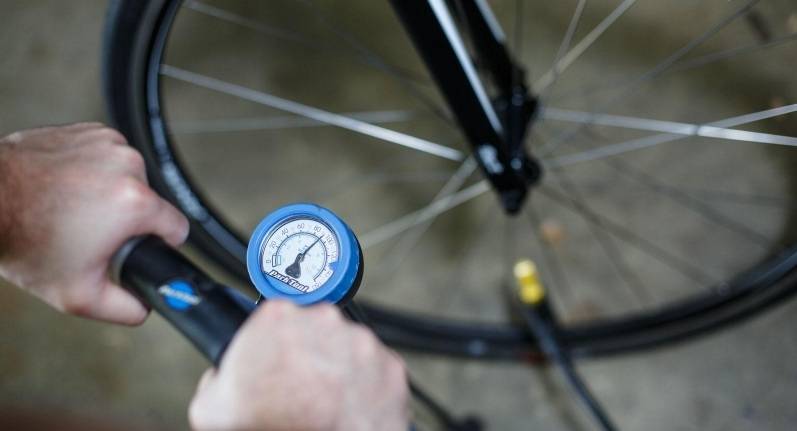 Какое давление должно быть в шинах велосипеда: сколько атмосфер качать?