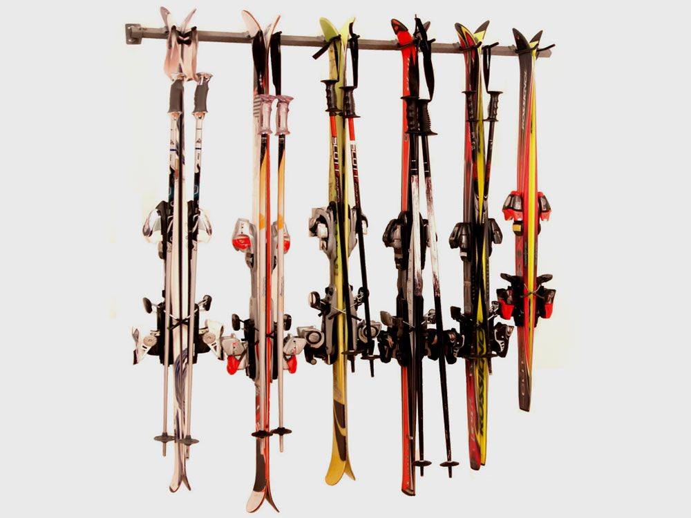 Хранение горных лыж и сноуборда на стойках, стеллажах и кронштейнах