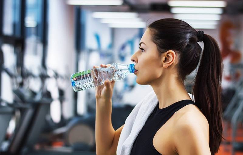 Можно ли пить во время тренировки воду: почему нельзя и зачем нужно